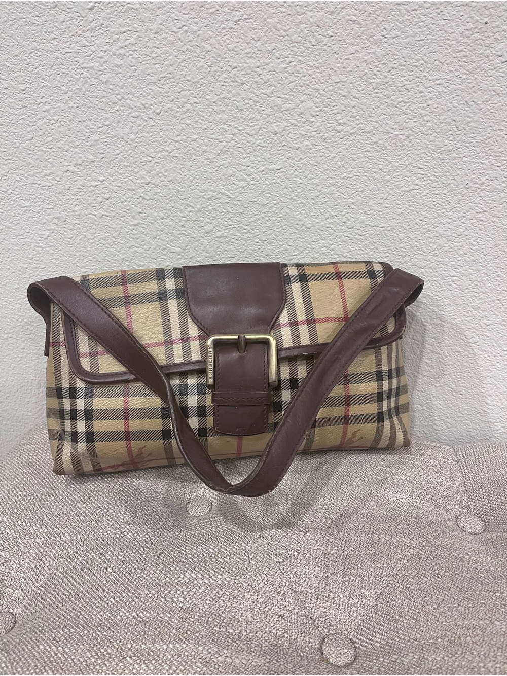 BURBERRY HAYMARKET BUCKLE SHOULDER BAG. - Picture 4 of 14